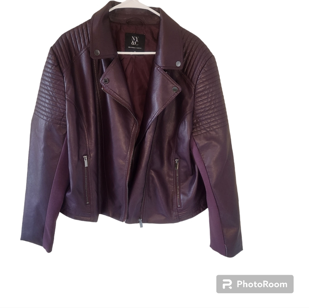 New York and Company maroon feaux leather jacket. Zipper in front and po…